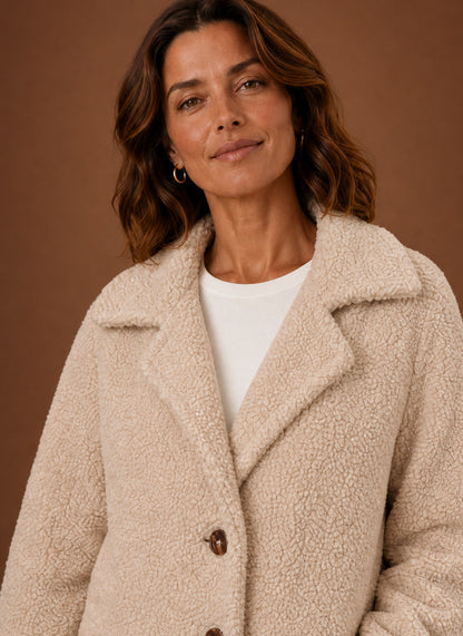 Doppelreihiger Teddymantel in Apricot, Detailansicht