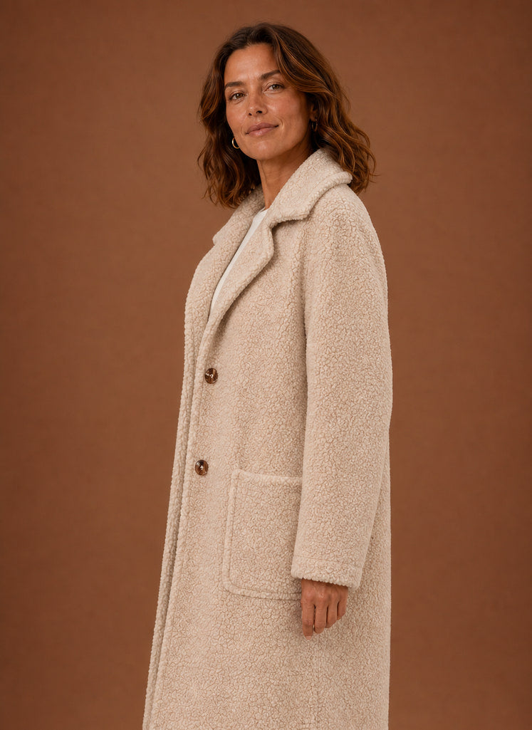 Doppelreihiger Teddymantel in Apricot, Seitenansicht