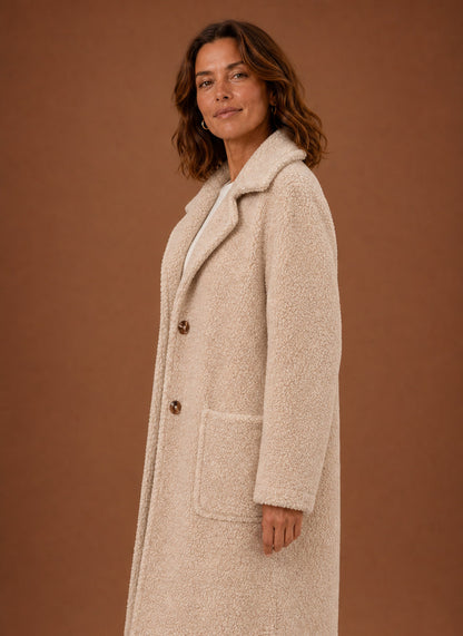 Doppelreihiger Teddymantel in Apricot, Seitenansicht