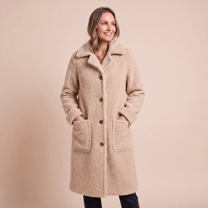Model trägt den doppelreihigen Teddymantel in Apricot