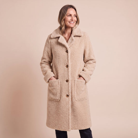 Model trägt den doppelreihigen Teddymantel in Apricot