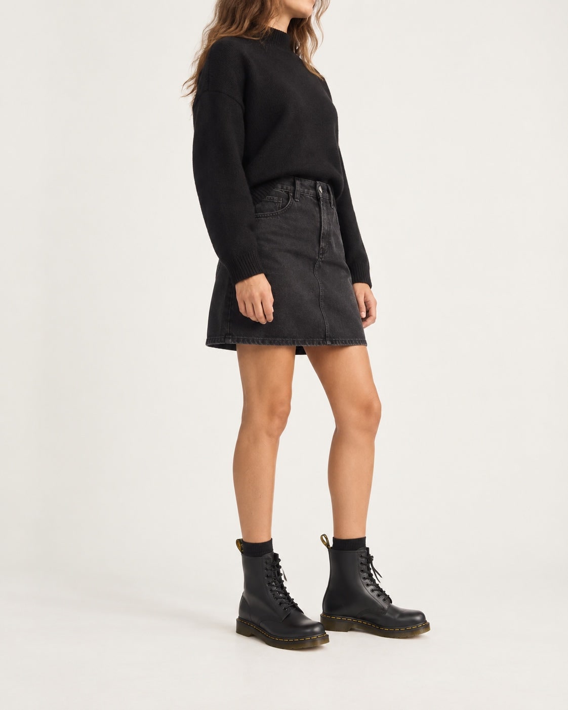 Schnürstiefel getragen zu Rock und Pullover 5