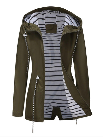 Olivgrüne Regenjacke liegend, Innenansicht