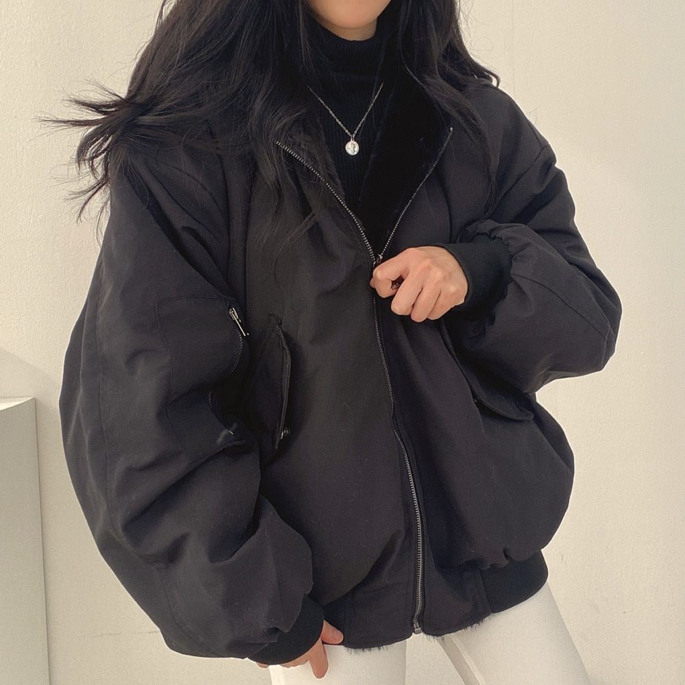 Schwarze Wendejacke mit Kapuze getragen 6