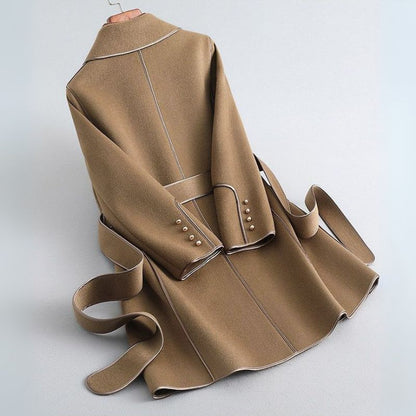 Wickelmantel mit Bindegürtel in Camel, Detailansicht von Gürtel und Manschette