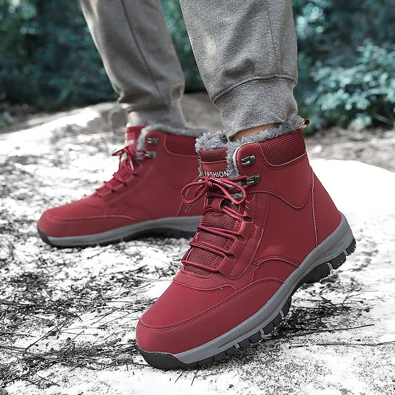 Winter-Boots für Damen in Bordeaux, getragen