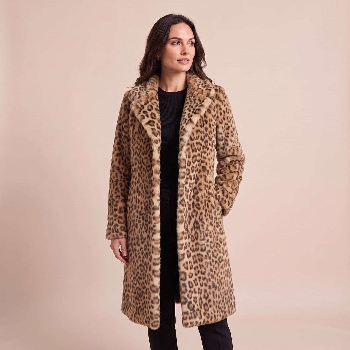 Wintermantel mit Leopardenmuster in Felloptik in Beige, getragen von einem Model vor hellem Hintergrund