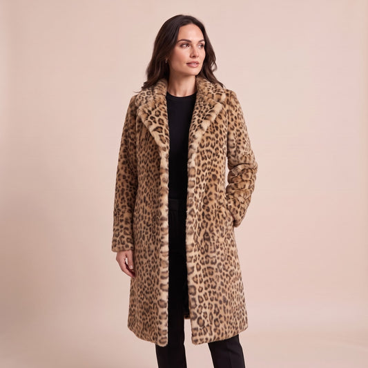 Wintermantel mit Leopardenmuster in Felloptik in Beige, getragen von einem Model vor hellem Hintergrund