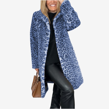Mantel mit Leopardenmuster in Blau, Vorderansicht über schwarzem Outfit