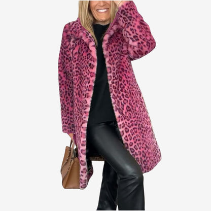 Mantel mit Leopardenmuster in Rosa, Vorderansicht mit Reverskragen