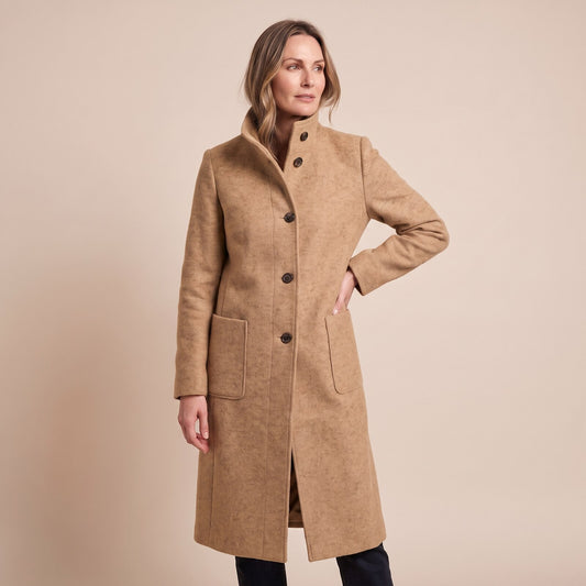 Model trägt den Wintermantel mit Stehkragen in Camel