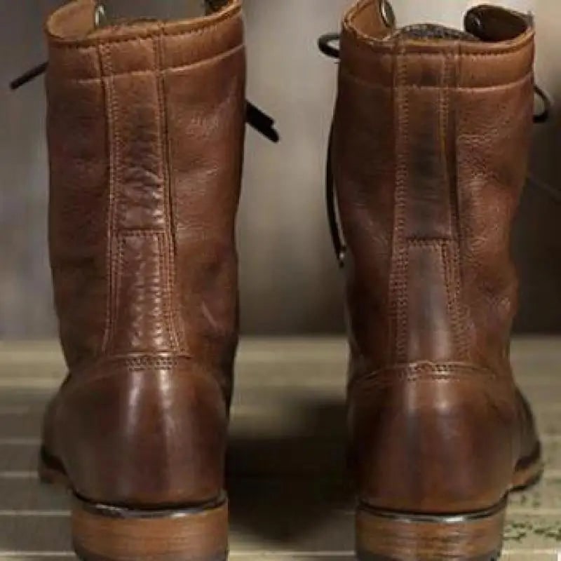Gefütterte Schnürboots aus Leder in Dunkelbraun, Ansicht von hinten