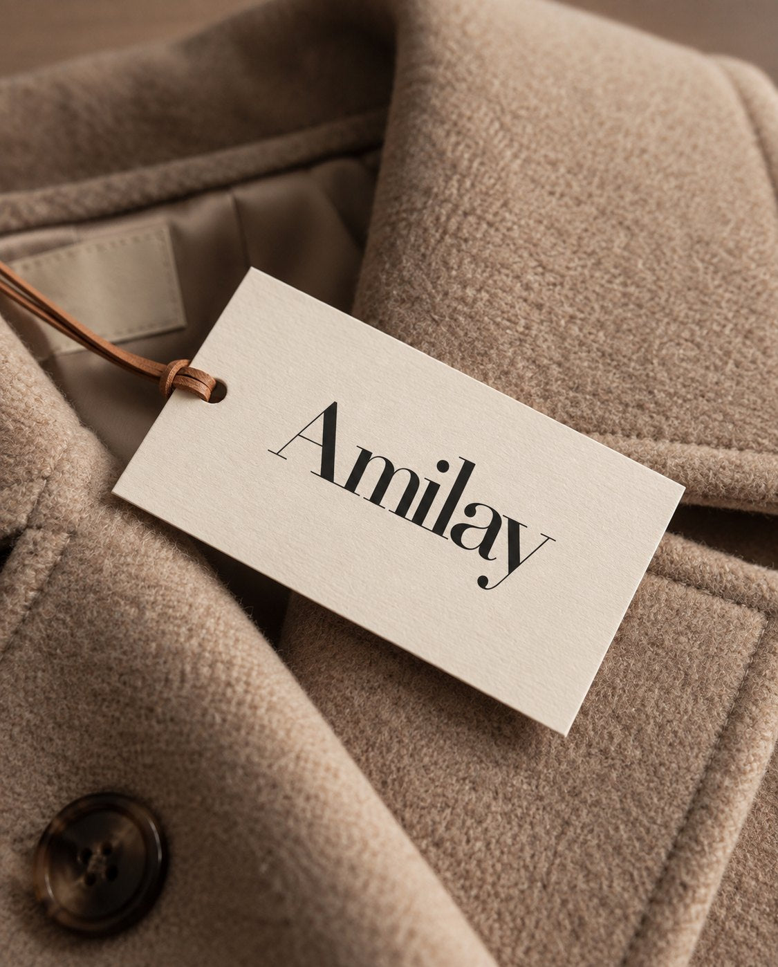 Amilay-Etikett am Kragen eines Camel-Mantels